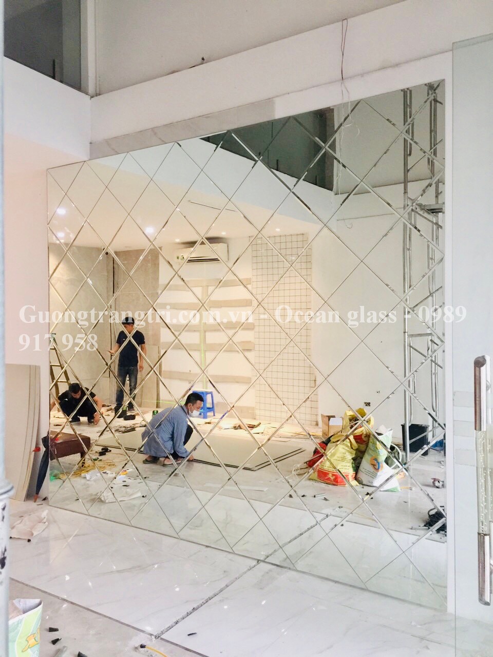 Gương dán tường, gương ghép trang trí, gương Bỉ, mẫu gương quả trám