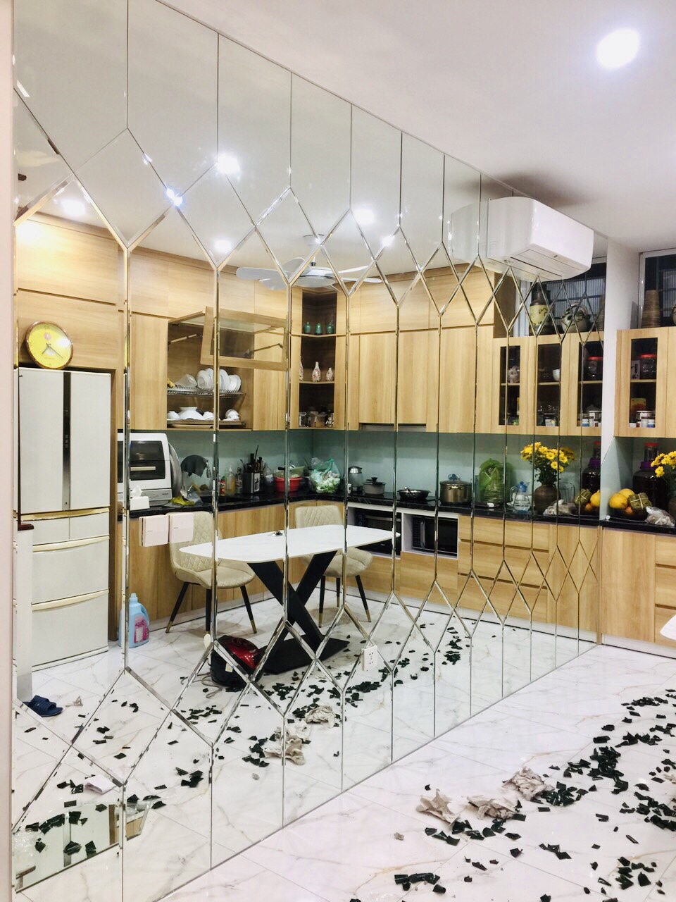 Gương ghép, gương dán tường, gương Bỉ trắng phòng ăn cho nhà riêng không gian rộng, mẫu kết hợp trám trên dưới.